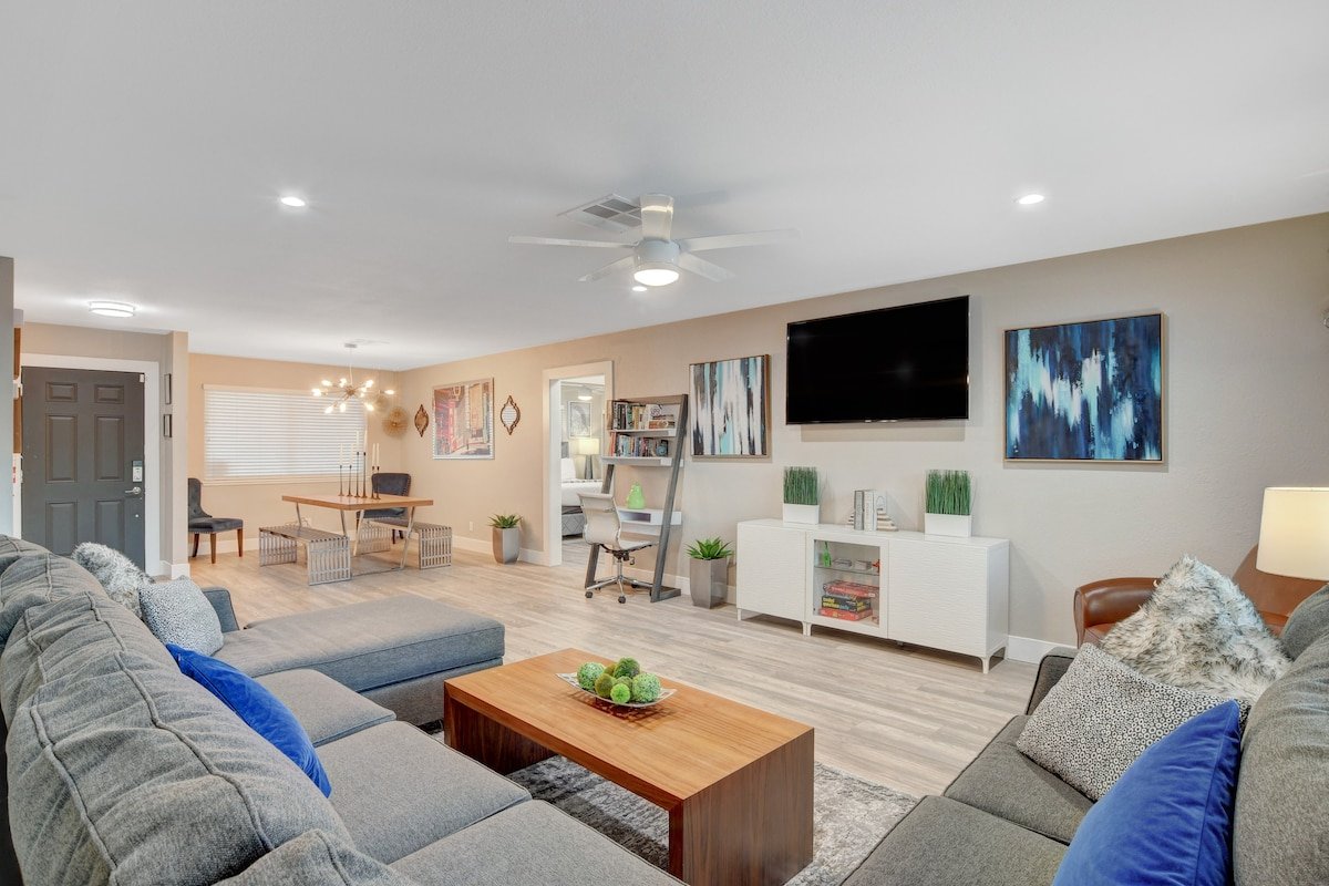 Close to Strip! Pool | Spa | Roulette Table | Golf gallery image 3