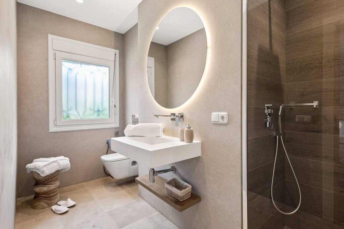 Scenic 5-Bedroom Villa in Nagueles, Marbella gallery image 3