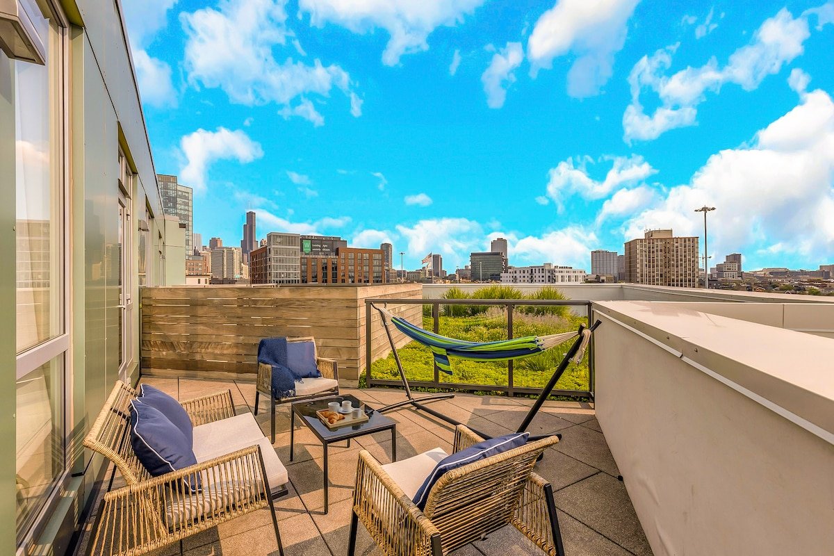 Luxury 3BD Penthouse – Private Patio+Skyline Views gallery image 2