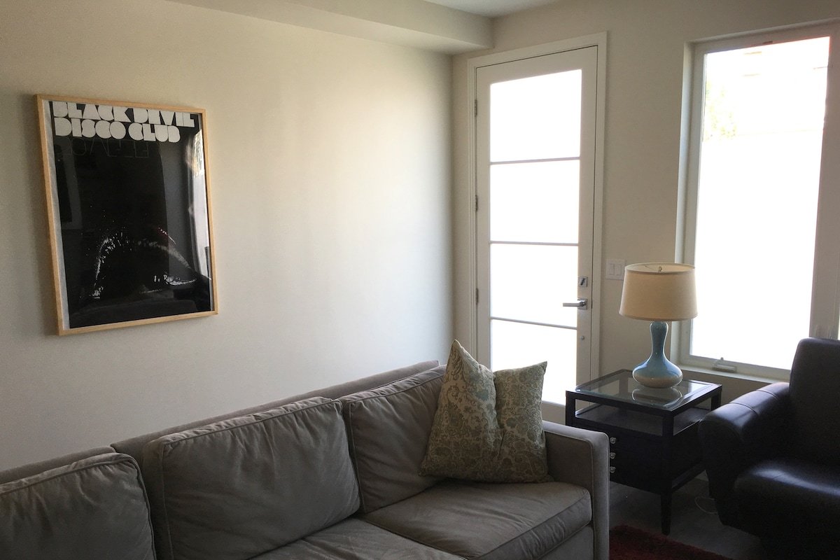 New 4 Level Townhome Close to Downtown gallery image 4