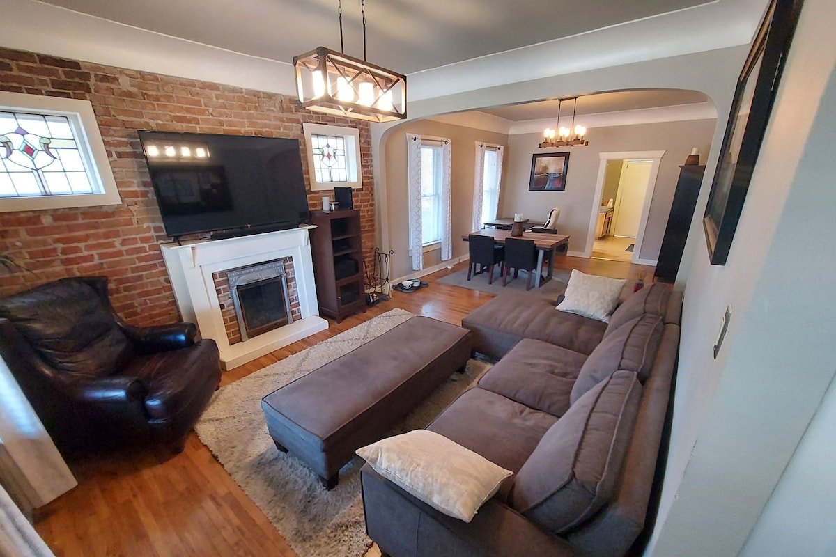 Washington Park Bungalow with hot tub! gallery image 3