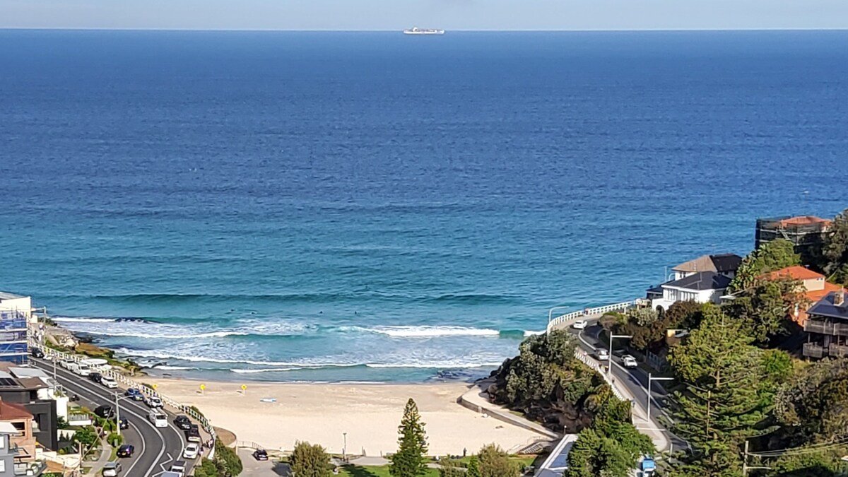 Sub-Penthouse Elegance with Stunning Ocean View gallery image 5