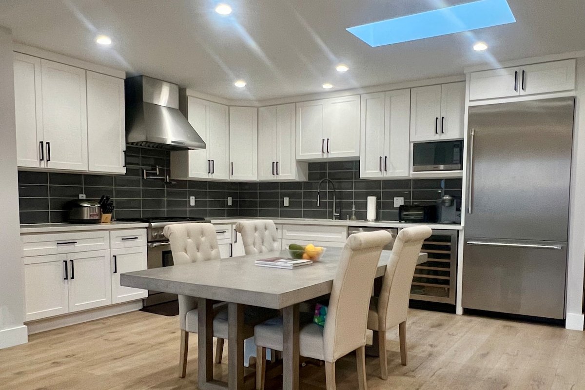 Modern 5 Bedroom/4 Bathroom-superb location! gallery image 4