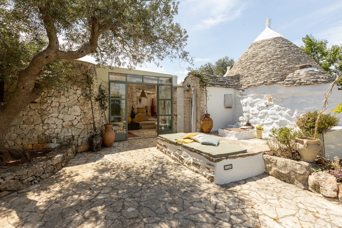 Historic Villa and Trullo With a Private Pool gallery image 3