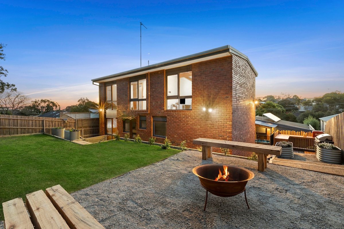 Beachside Weekender with Spa Sleeps 11-13 gallery image 2