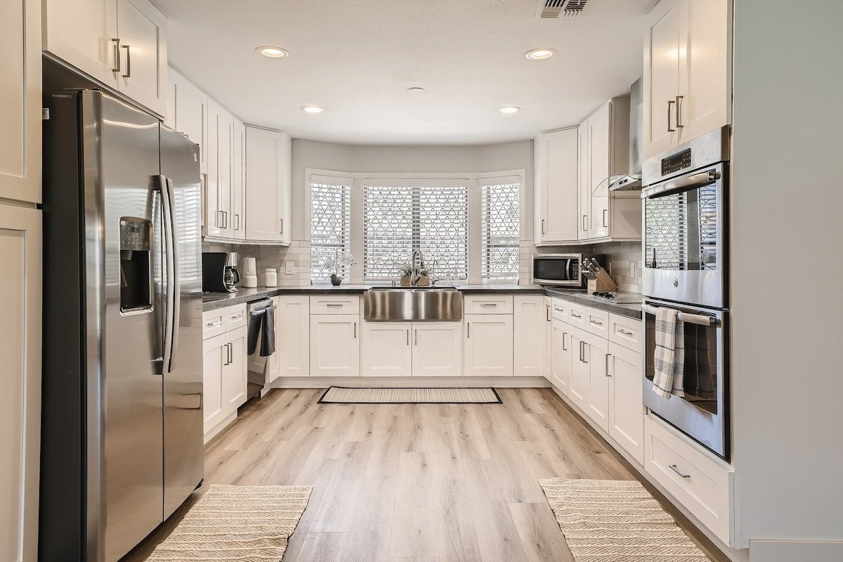 Lux life! Central location for business or play! gallery image 2