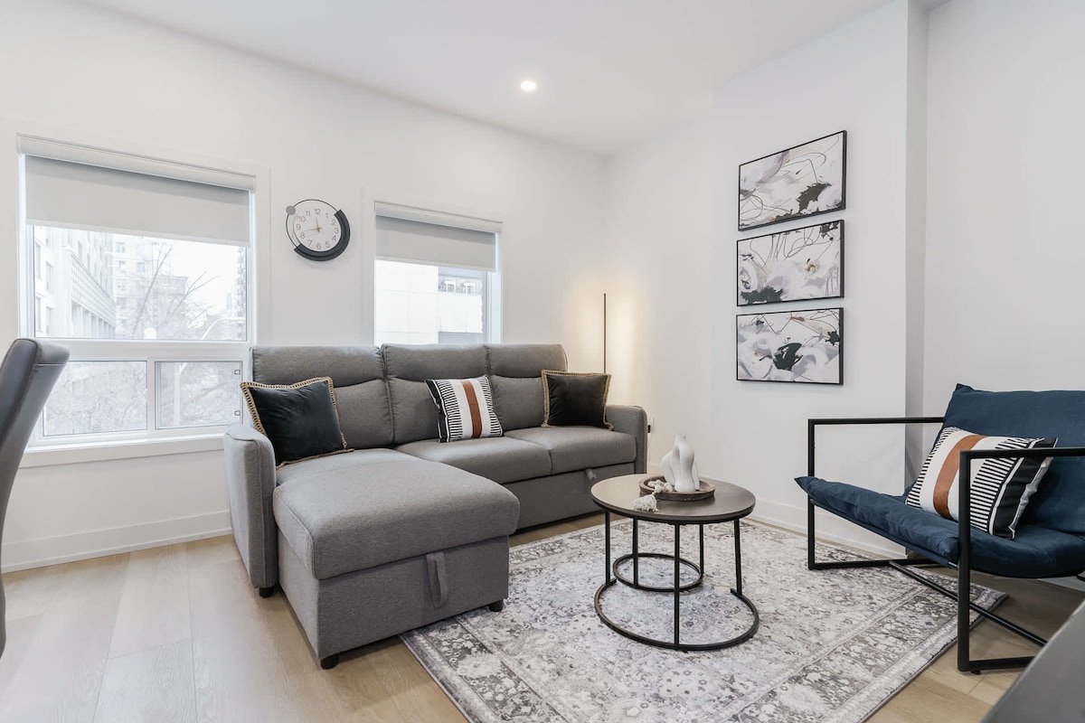 Casa Hotels McCaul | New w/ Workspace & Kitchen gallery image 3