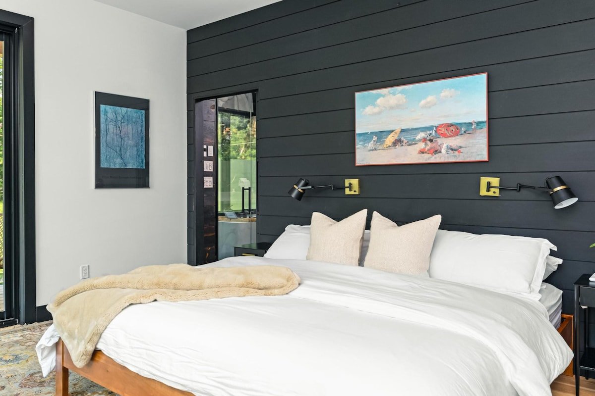 Muskoka River Luxury Cottage | Hot tub & Sauna gallery image 3