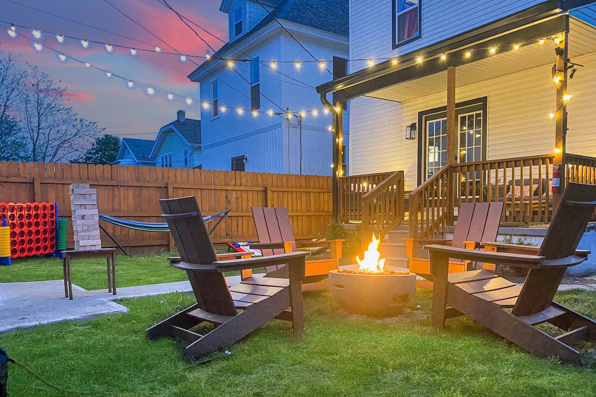 King Beds+Games | HUGE Downtown Retreat | Dogs ok gallery image 3