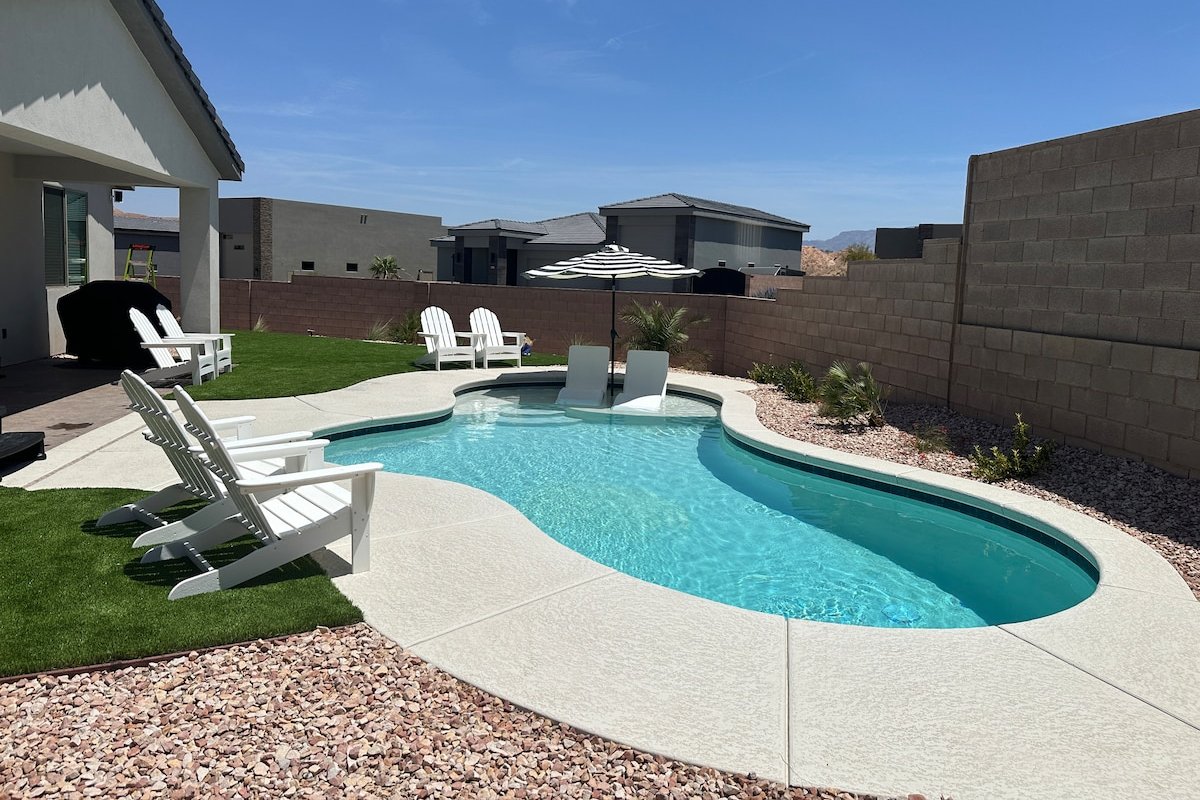 4BR Oasis • Heated Pool • Spa • Casinos & Golf! gallery image 3