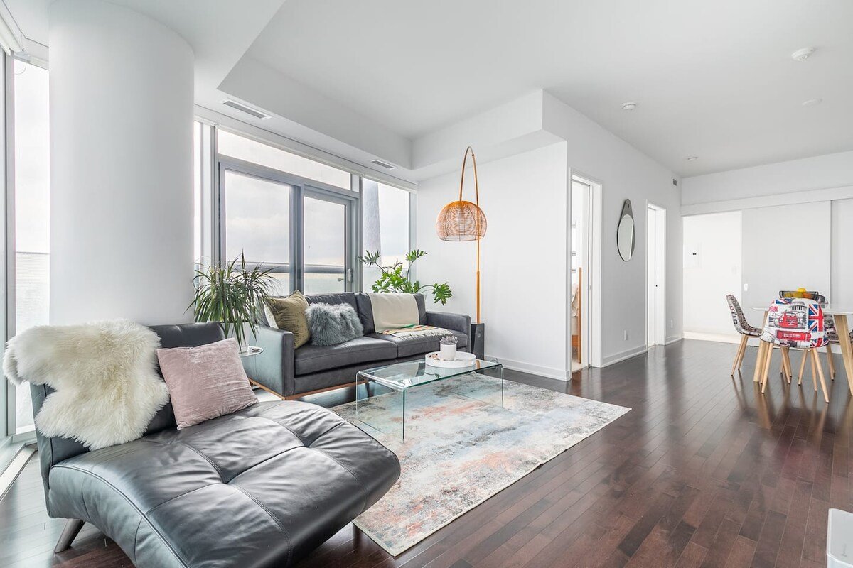 Corner Suite with Panoramic Lake & CN Tower View gallery image 3