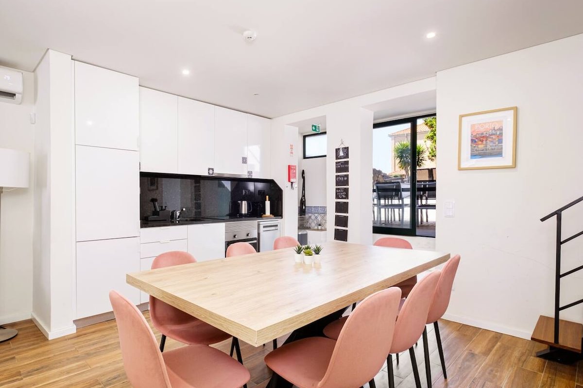 4 Master Suites House, Backyard, Central Location gallery image 2