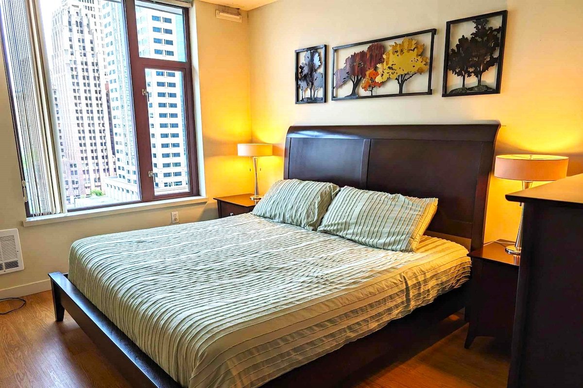 Huge at Harbor Steps ~ Pike Pl Market (6 ad max) gallery image 5