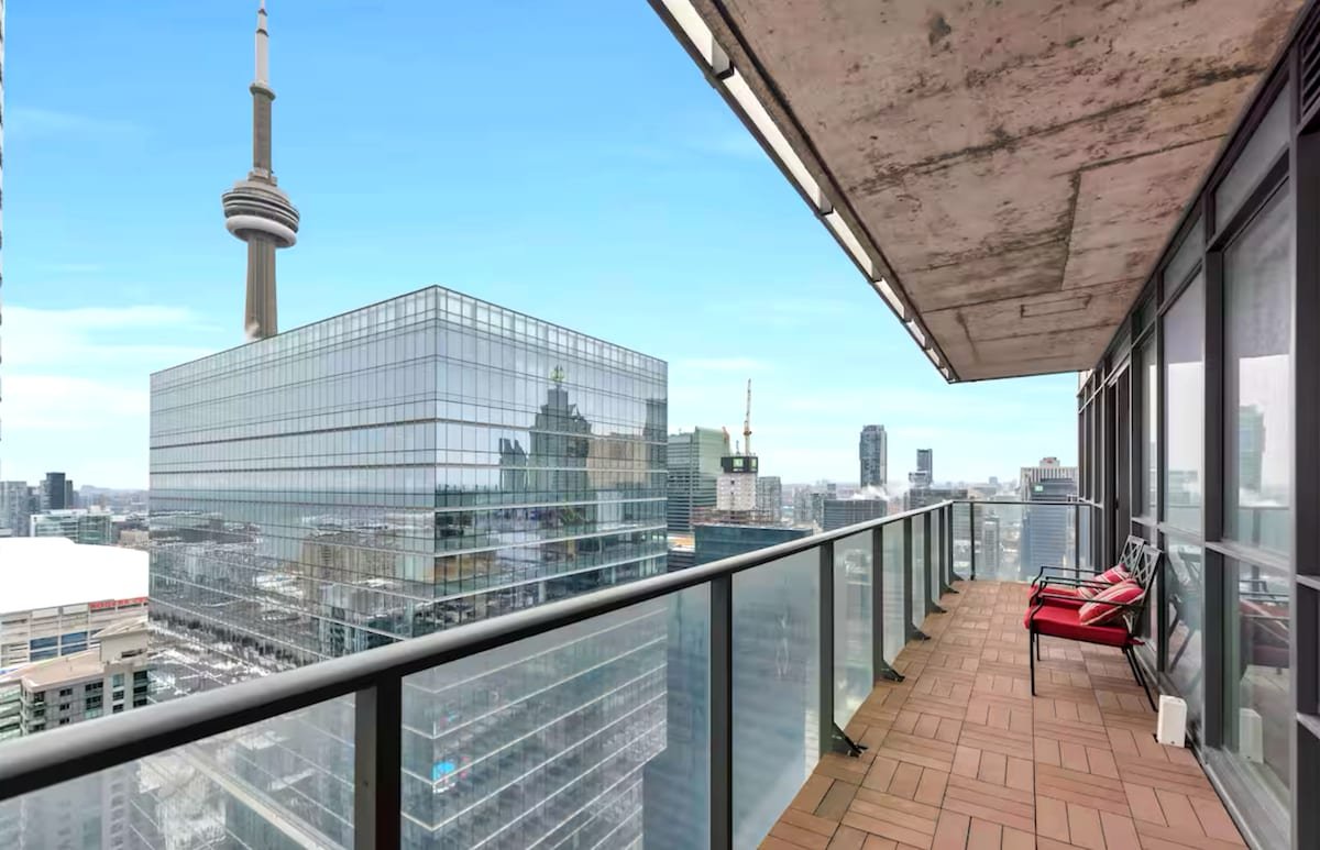 Luxury Downtown 2Bed by ScotiaBank Arena + Parking gallery image 2