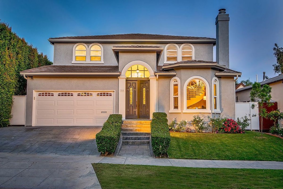 7 bedroom 6 bath 3700 Sq Ft home gallery image 2