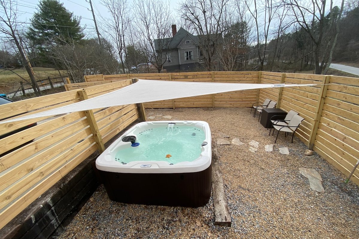 Hot tub, fire pit, King bed, 4 mi to downtown AVL gallery image 3