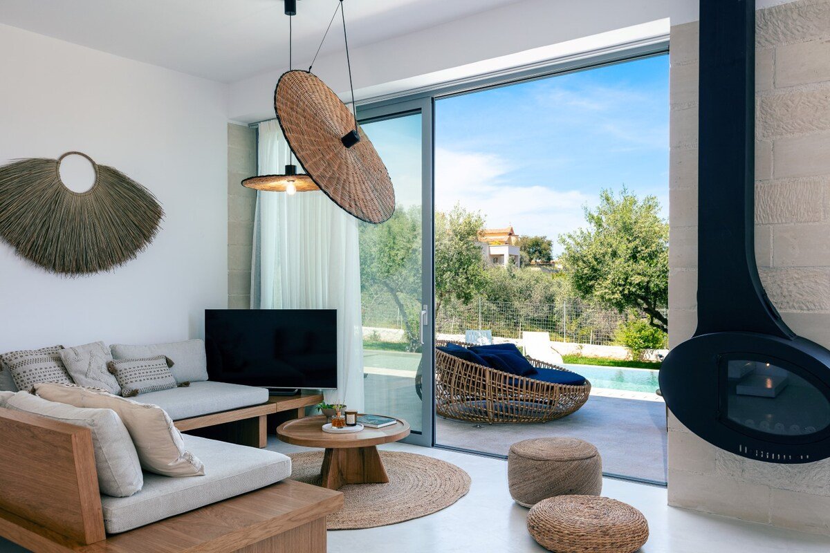 NEW Lux Villa*Heated SaltyPool*BBQ*SeaView*Garden gallery image 3