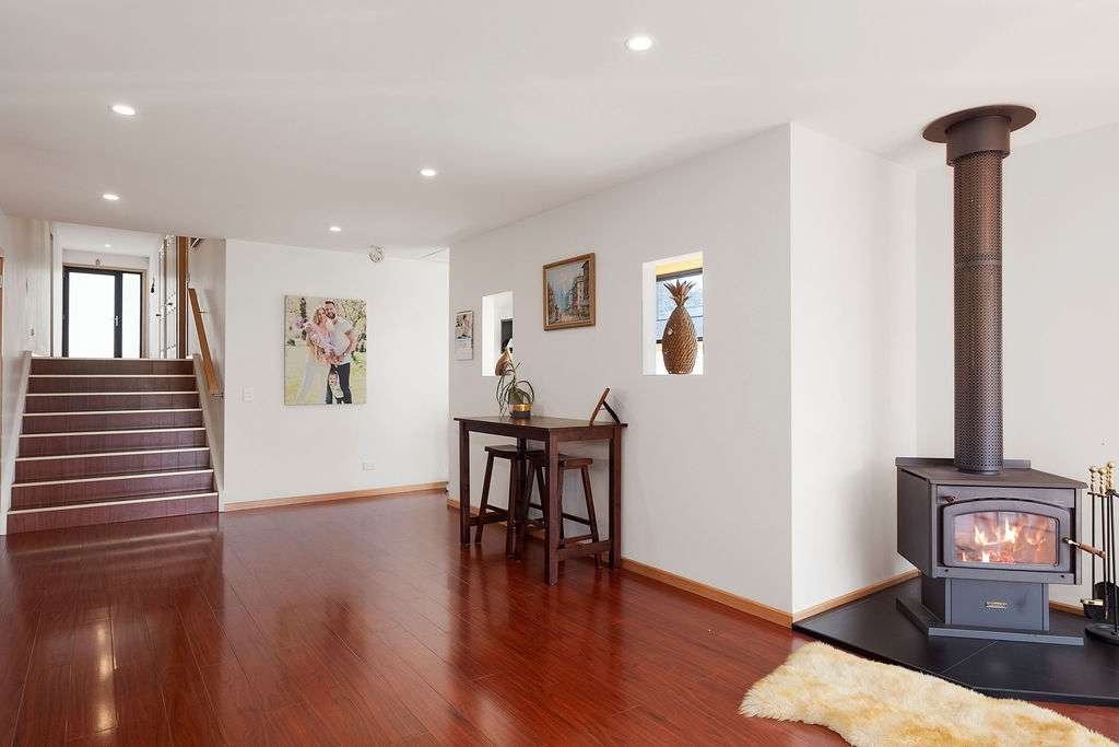 Modern, spacious & sunny home with stunning views. gallery image 4