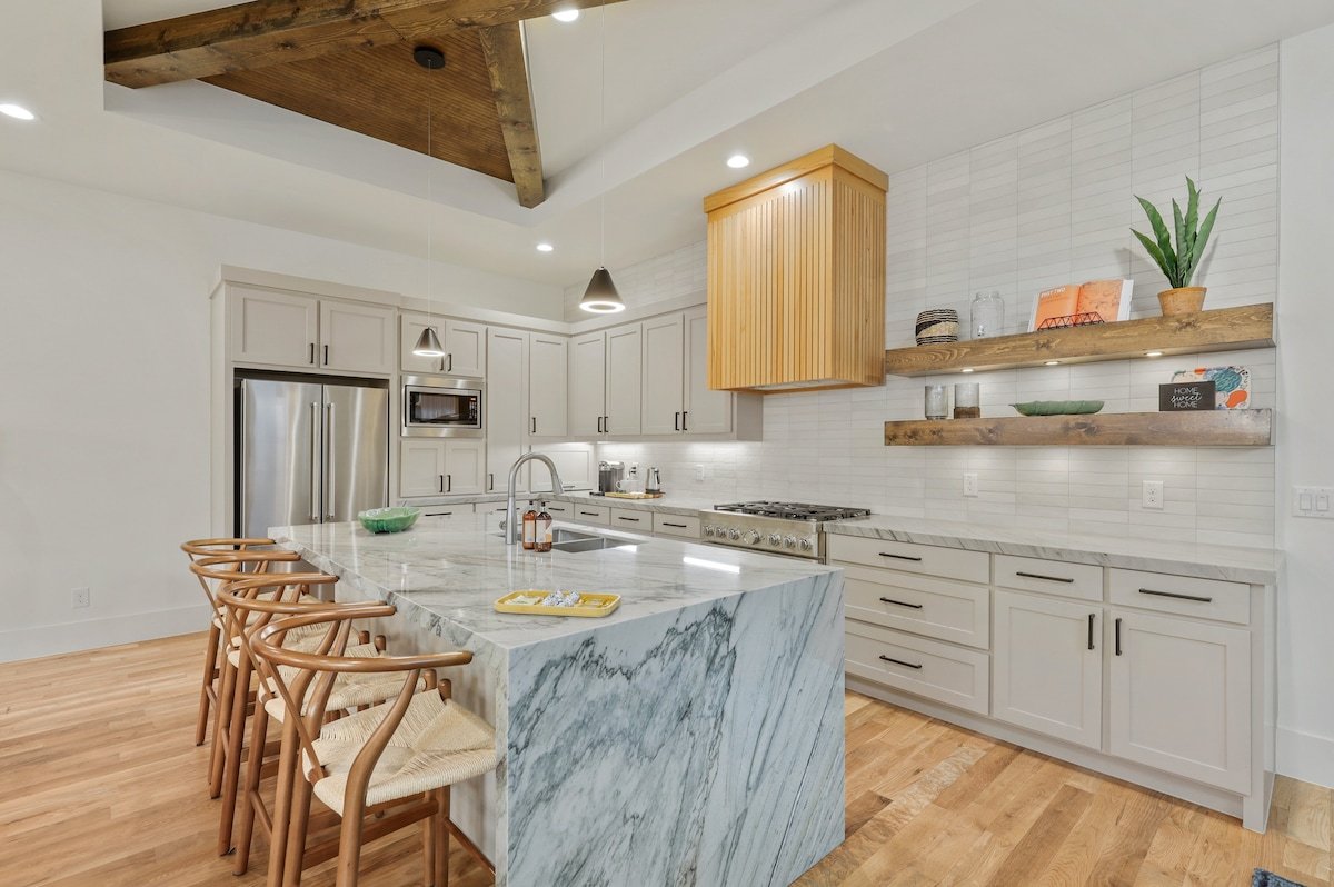 SMU Sophisticated Home Retreat – Center of Dallas gallery image 3