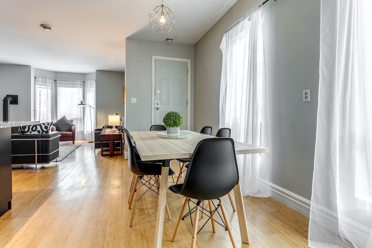 Spacious Loft w/ Victorian Charm & Balcony! gallery image 4