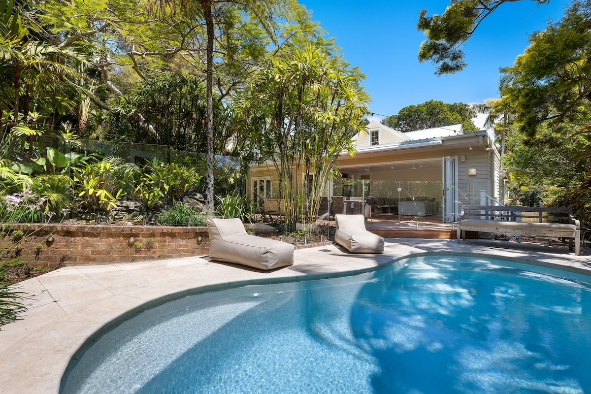 The Massinger . Tropical Family Escape gallery image 2