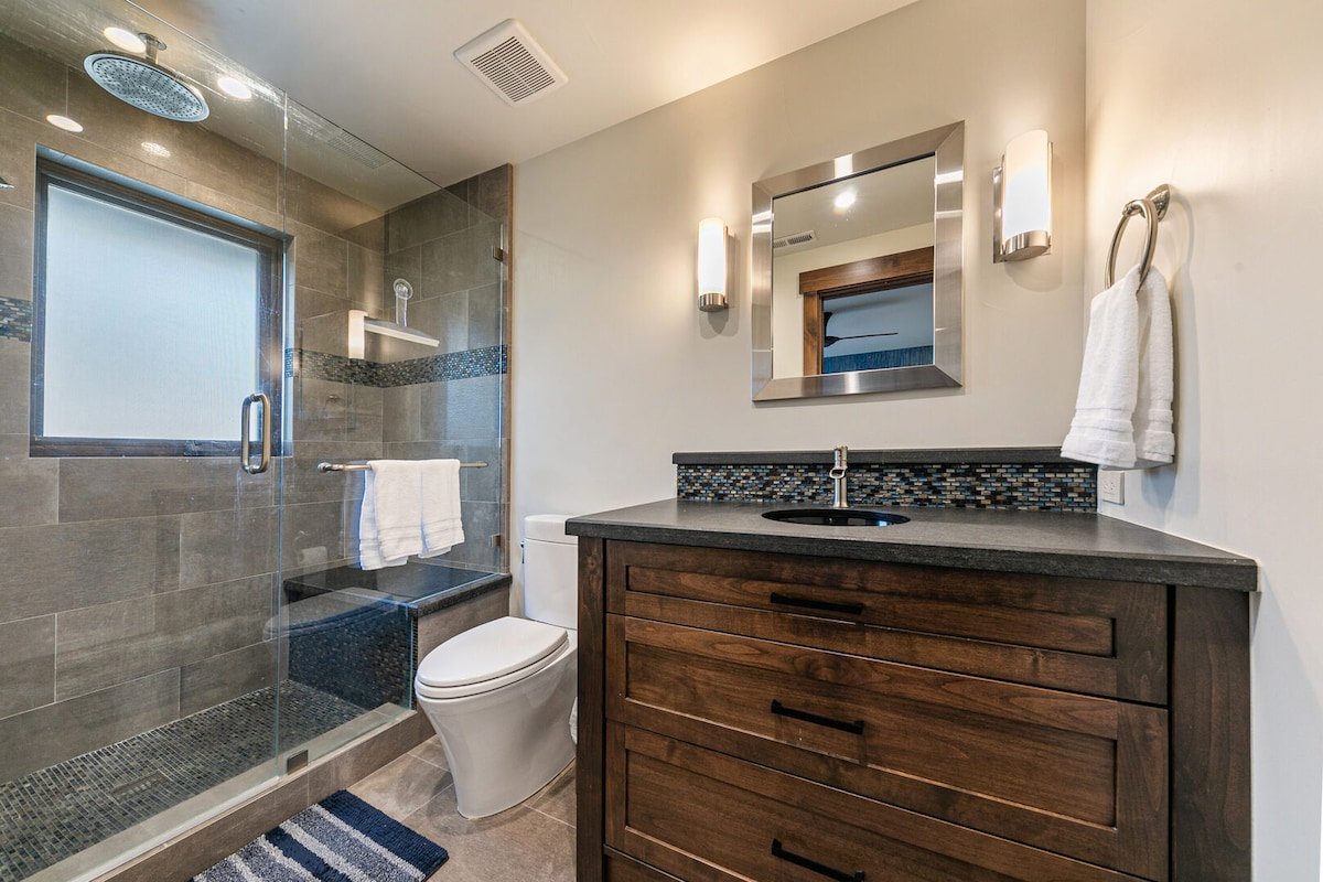 Aqua Vista Lakefront Estate – 6BR w Buoy & Pier gallery image 4