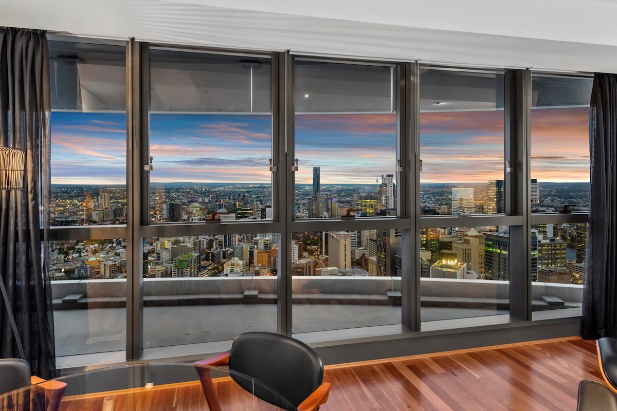 Skyhigh Executive! ~ 2Bed/2Bath/1Car/Views ~ CBD gallery image 3