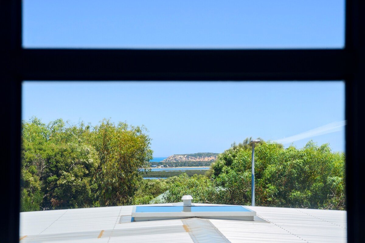 Saltaire Luxurious Beach House Breath-taking Views gallery image 4