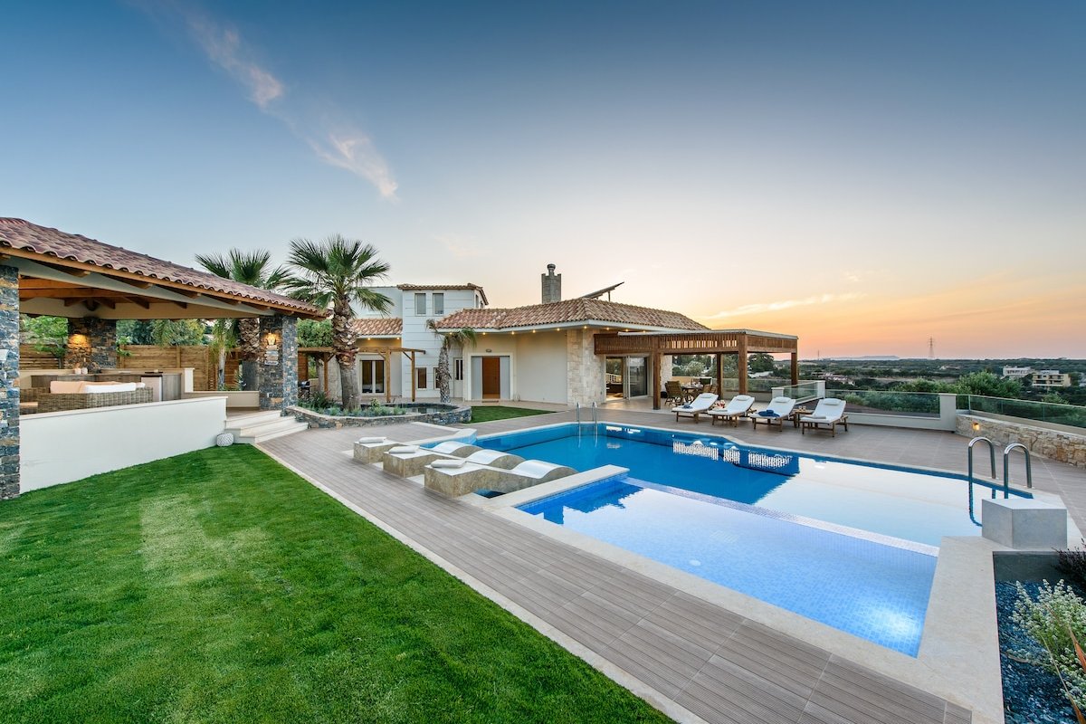 Villa Belle Helene, 4 bedrooms, pool, Jacuzzi gallery image 2