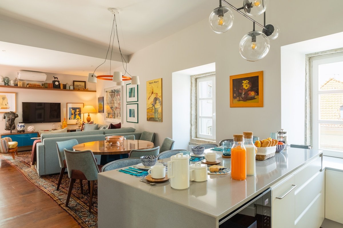 LUXURIOUS, PRIVATE GARDEN & HEATED SWIMMING POOL gallery image 5