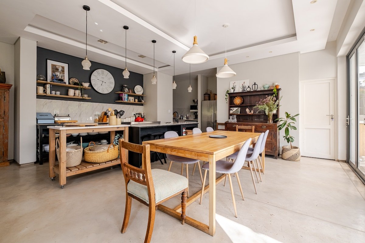 Sun-filled contemporary family home gallery image 3