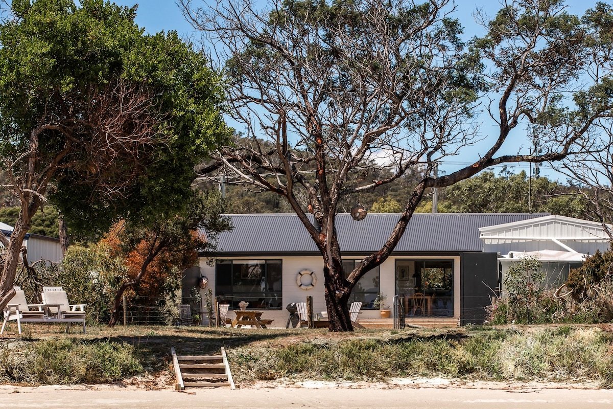 Lobster Pot Cabin – Waterfront Escape Freycinet gallery image 3