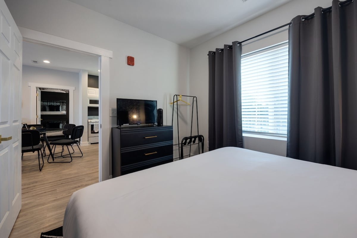 Modern Nashville Home Near Downtown with King Bed gallery image 4