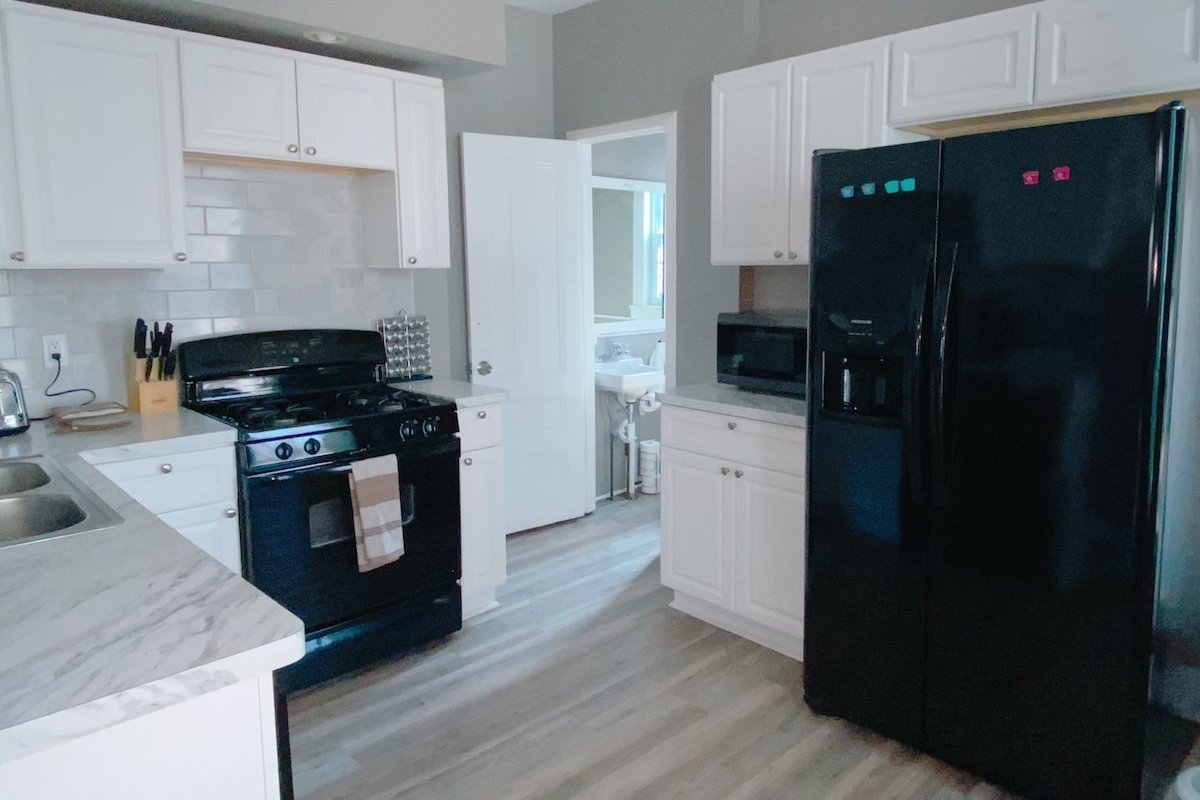 PARK AVE Getaway 4 bdrm/2.5 bath, AC, Parking gallery image 5