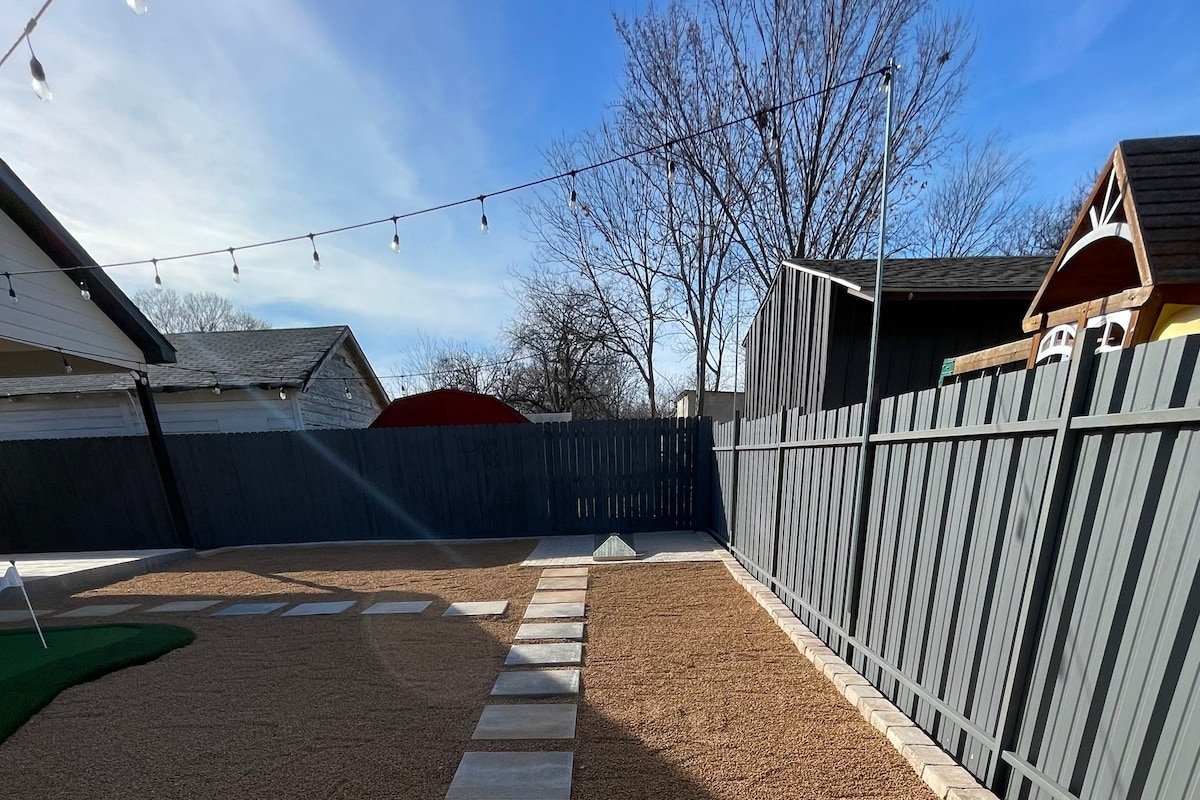 Modern Escape with Private Putting Green gallery image 5