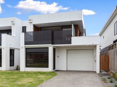 Luxurious 4 Bed Room Holiday House,with ocean view