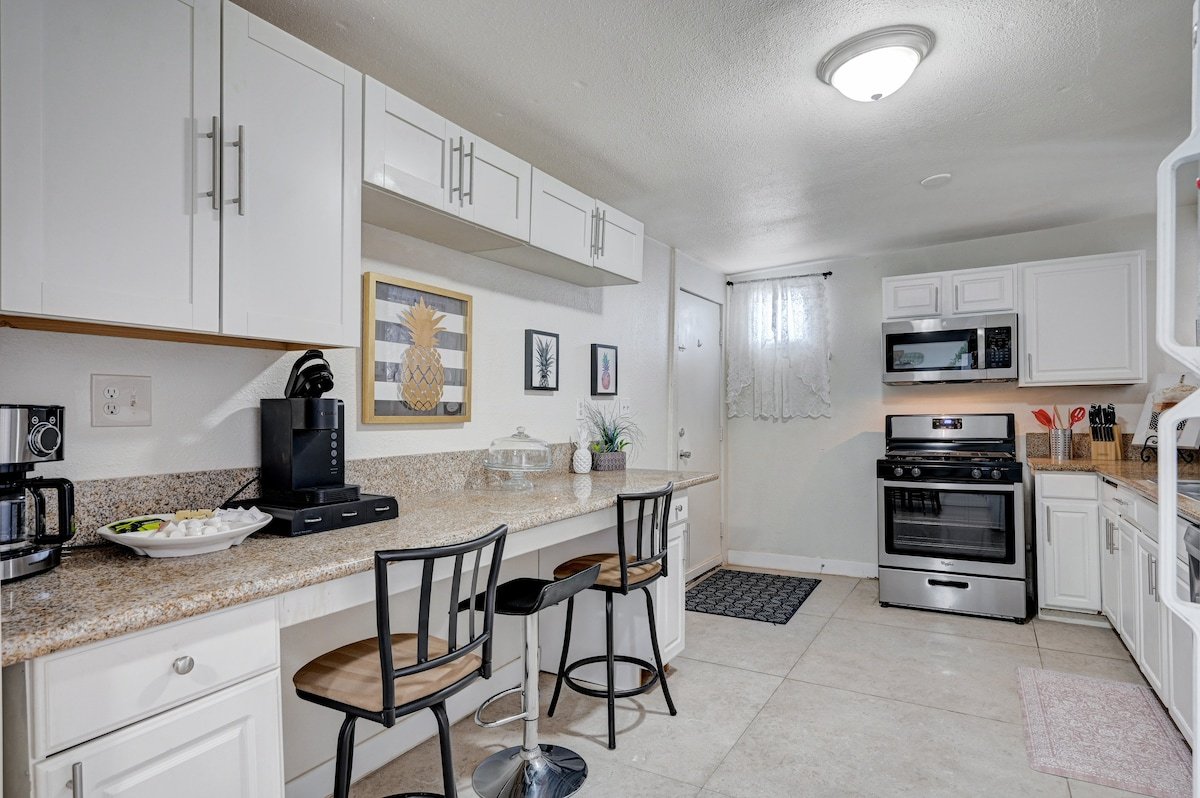 Colossus Estate: Expansive 9-bedroom Home gallery image 5