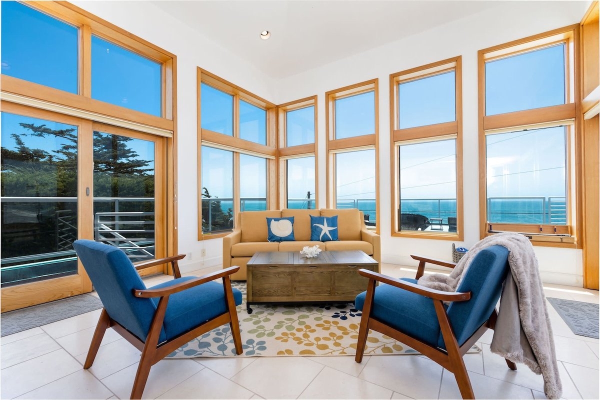 Luxury Beachfront Penthouse Walk to the Beach gallery image 5