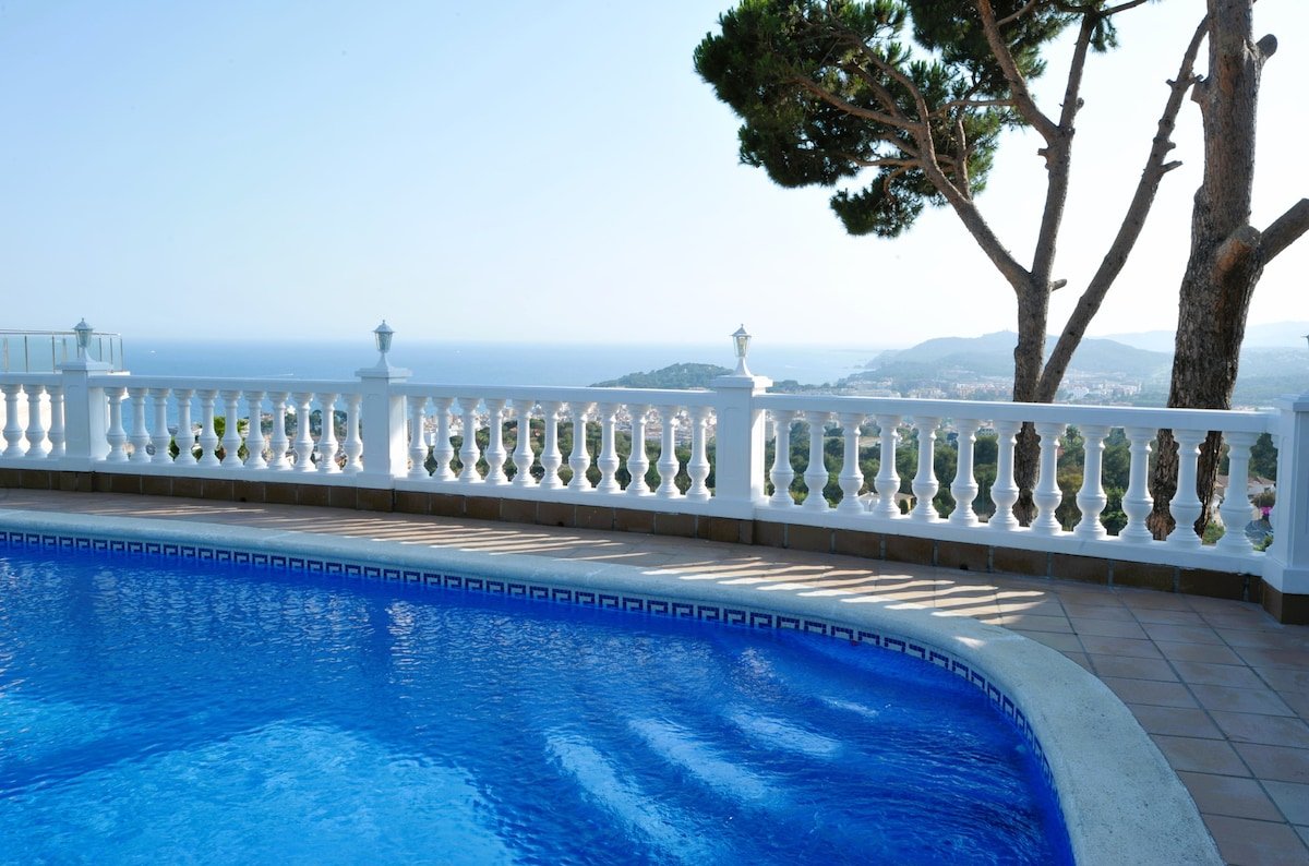 Villa Fluvia: 1200m city, swimming pool, sea view gallery image 2