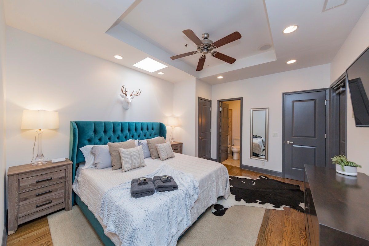 2 Lofts on Broadway Strip gallery image 3