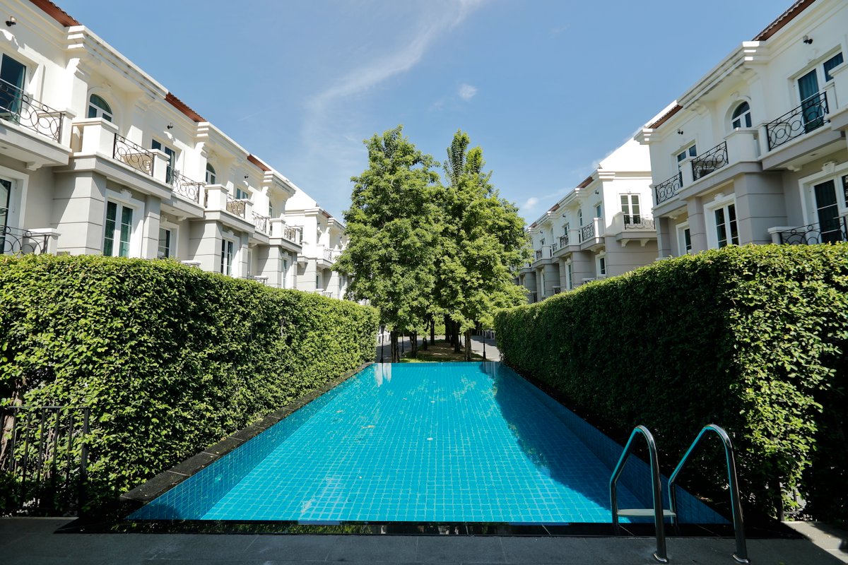 3BR (200sqm.) + guest pool and close to BTS/MRT!