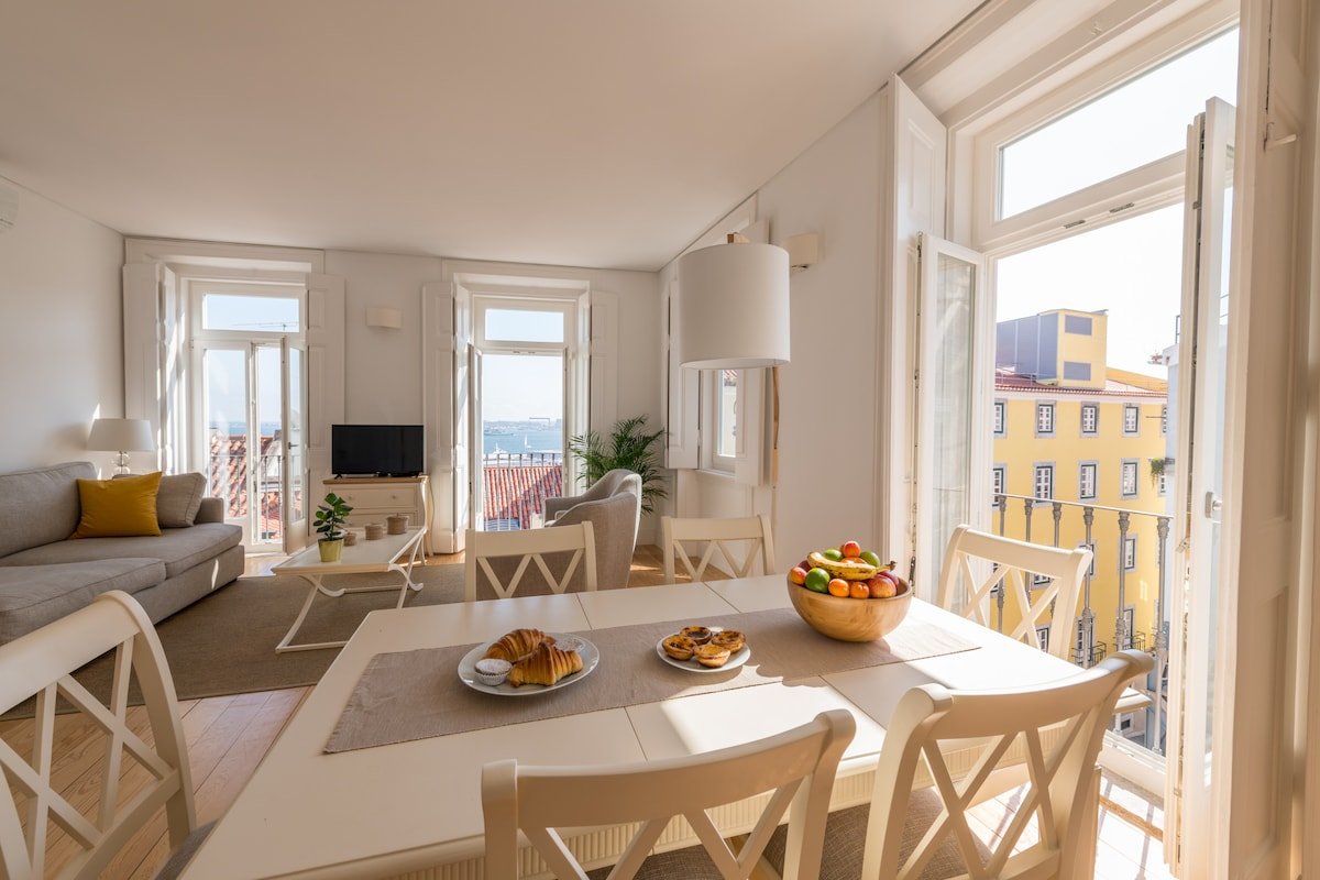 Alfama by the cathedral gallery image 2