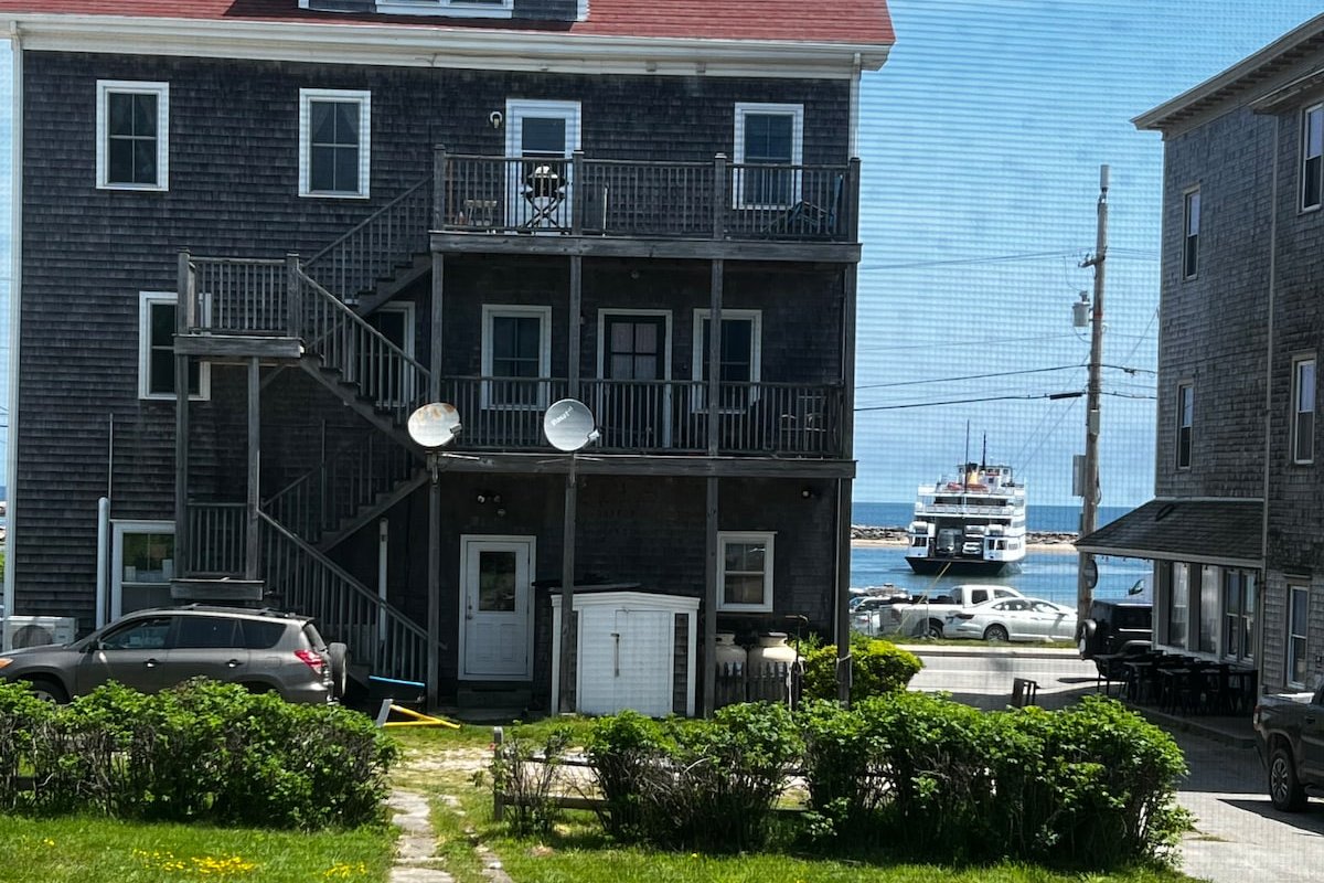 Payne Cottage. A private oasis in downtown. gallery image 2