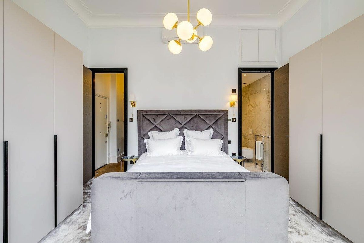 Stylish Little Venice Oasis w/ Private Park gallery image 5