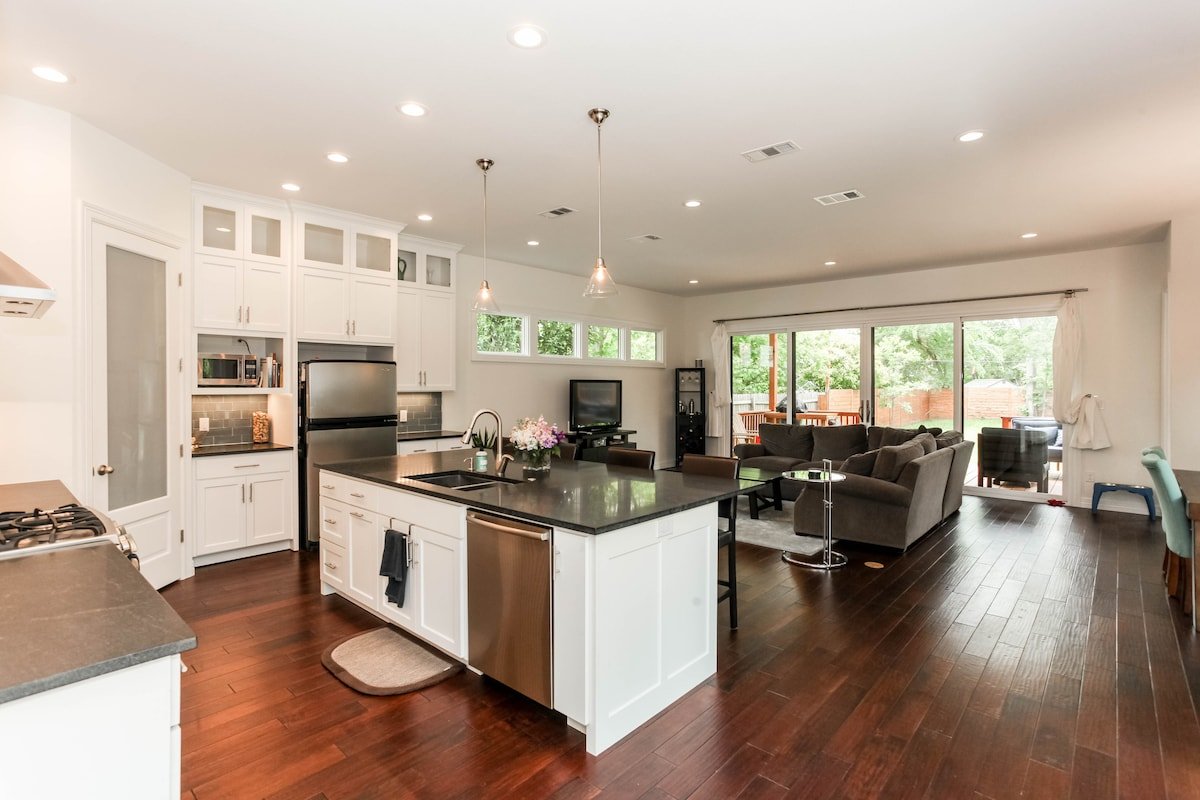 Modern & Bright Hyde Park Home – 10 min from DT! gallery image 3