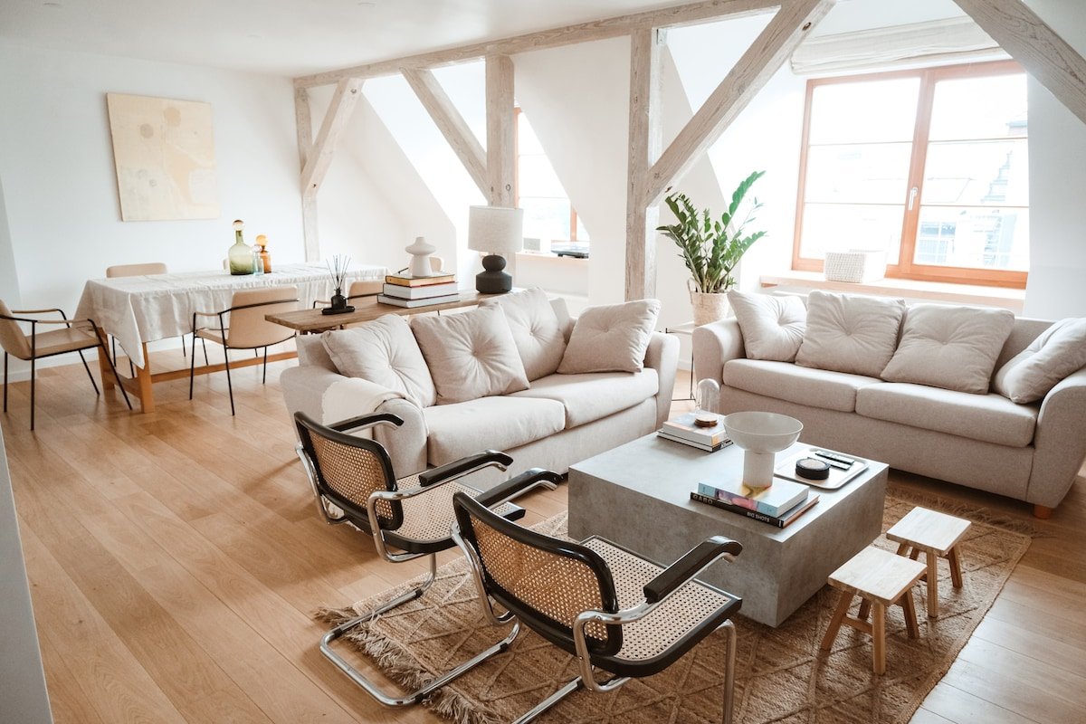 Birch Living: central & new 3-BR design apartment gallery image 5