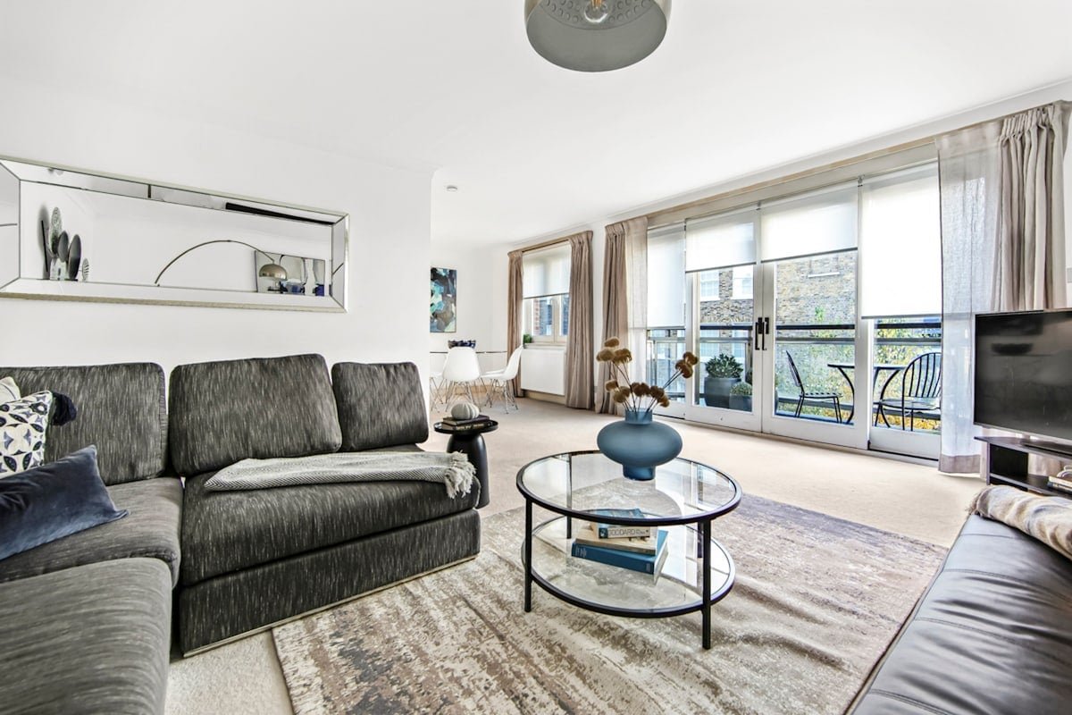 Mayfair Apartment with Balcony- 2 Bed & 2 Bath gallery image 2