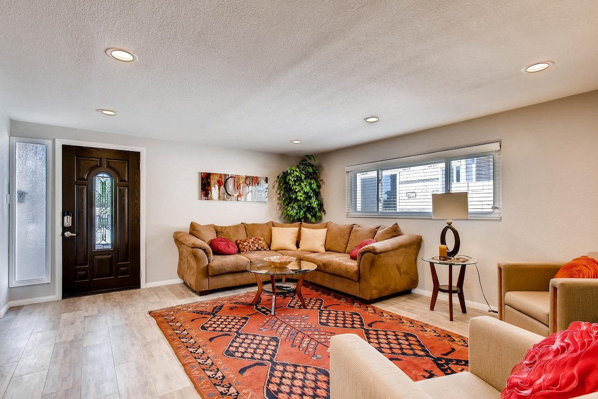 Near Convention Center & Strip, with nine beds gallery image 3