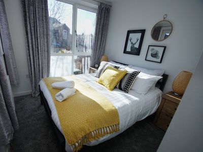 *Lovely, central apt for 6 > FREE on-site parking!