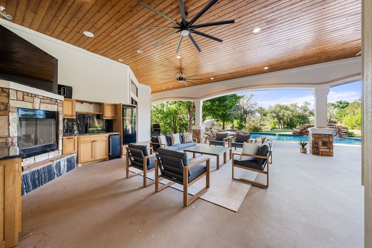 Austin Ridge Escape | Pool, Hot Tub & Fireplace gallery image 4